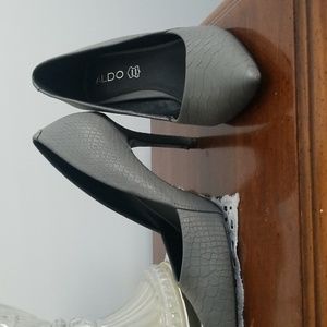 Gray textured pumps